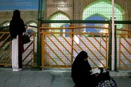 شب‌هاى ماه رمضان پشت درهاى بسته حرم امام رضا(ع) 