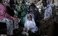 عروس های عروسک به دست