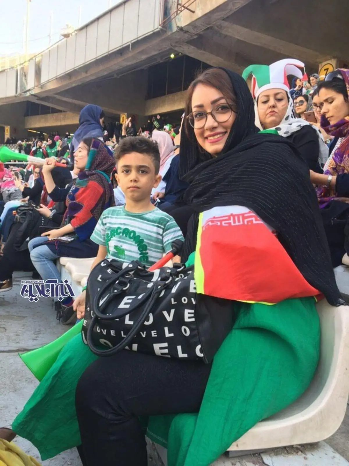 عکس | مادر و پسر روی سکوهای استادیوم آزادی