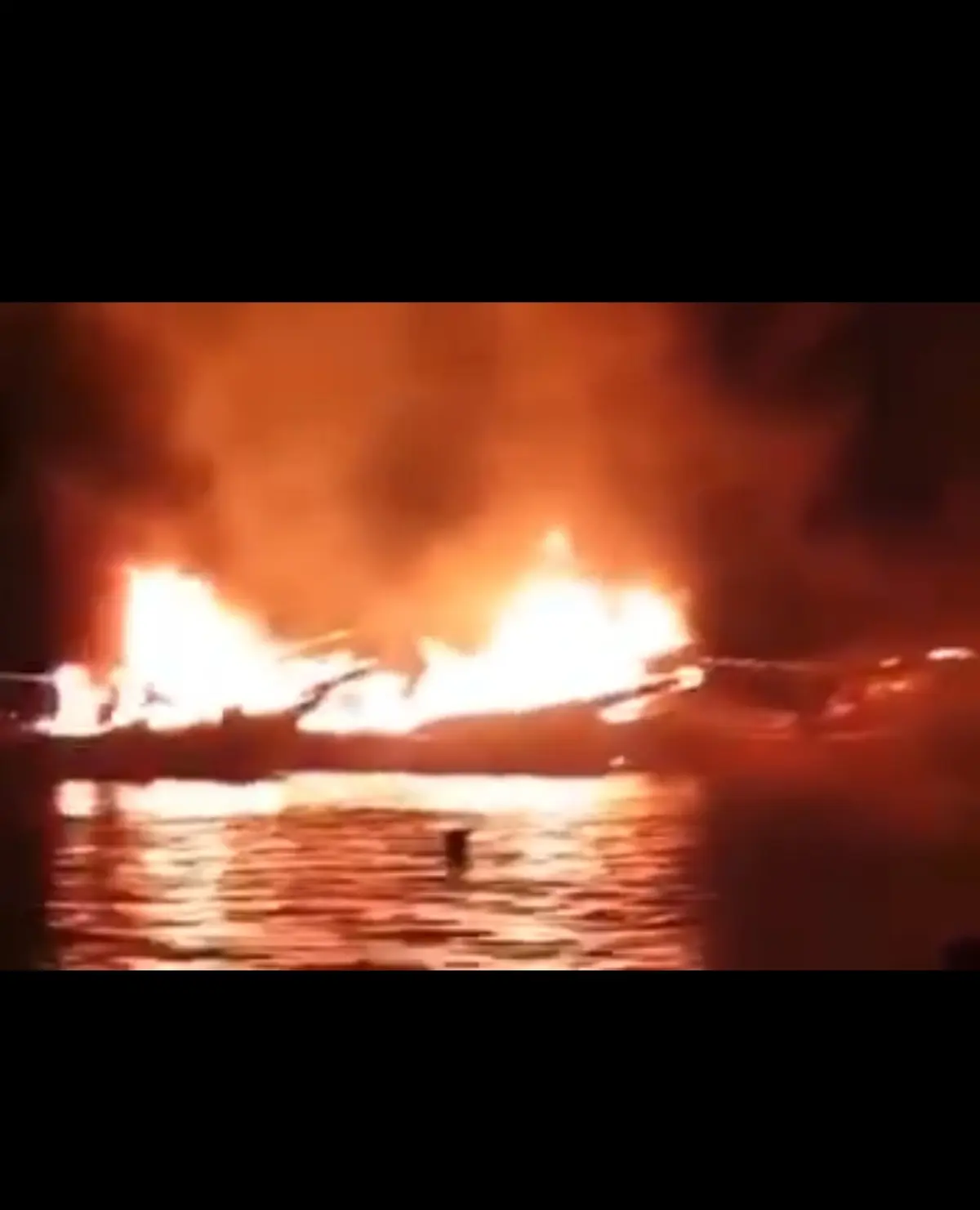 آتش سوزی ۷ لنج در بندرکنگ + ویدئو