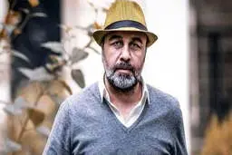 رضا عطاران در محاصره هواداران برای سلفی | تا آخر صبر کرد و با همه سلفی گرفت!+ویدئو