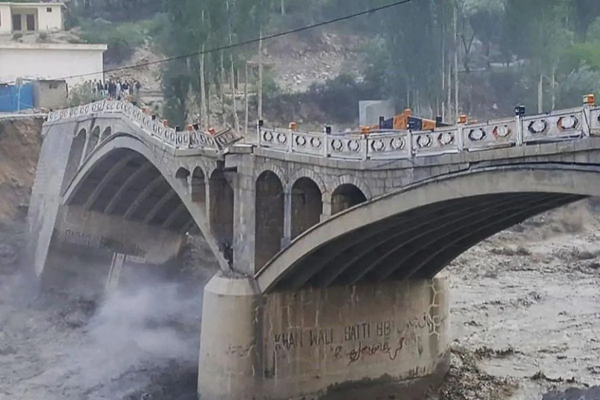 لحظه‌ی عجیب فروریختن یک پل ارتباطی مهم در پاکستان | پل به دلیل سیل فرو ریخت+ویدئو 
