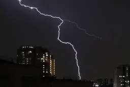 اگر یکدفعه موهات اینطوری شد سریع پناه بگیر | صاعقه قراره از بیخ گوشتون رد بشه! + ویدئو