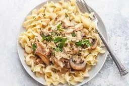 پاستا با سوسیس و قارچ | دستور پخت سریع برای غذای فوری خانوادگی +ویدئو