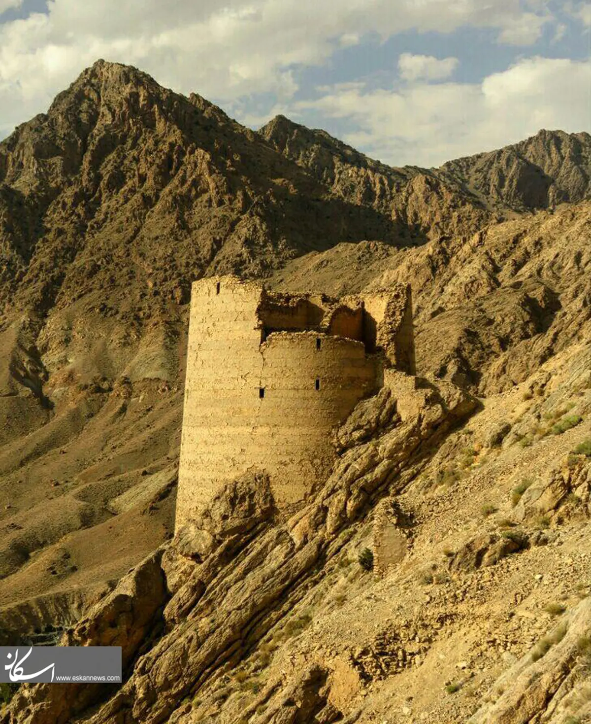 قلعه منصور کوه نماد معماری قلعه‌سازی، بازمانده‌ای از دوره اسماعیلیه