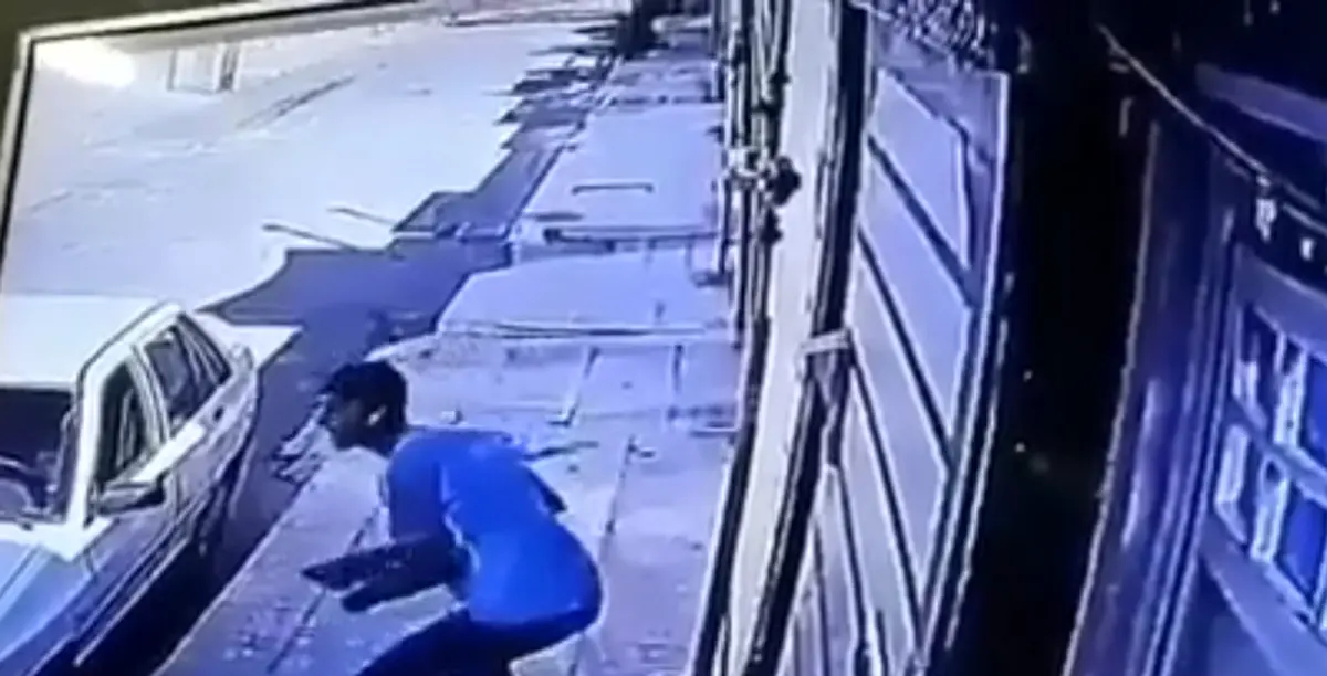 ویدیو: زورگیری و سرقت گوشی با ساطور در خیابان شمس تبریزی اهواز