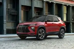 لحظه هولناک عبور یک خودرو از روی تعمیرکار | خیلی یهویی ماشین شروع به حرکت کرد! +ویدئو خودرو SUV