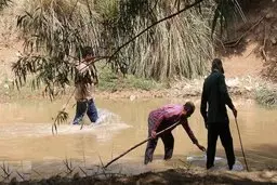 لحظه غم انگیز از پدری که به دنبال اجساد خانواده خود در سیل است +ویدئو