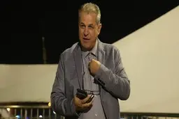 استعفای کامران منزوی از سمت خود