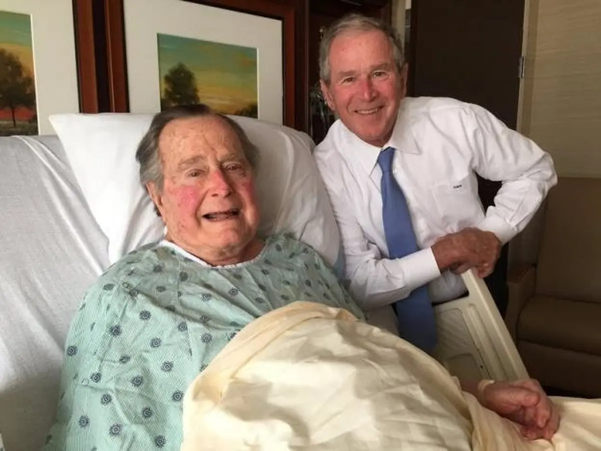 بوش پدر در بیمارستان بستری است