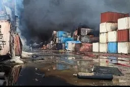 بازداشت ۲ مدیر در پی انفجار بندر شهید رجایی | یک مقام دولتی و یک مدیر بخش خصوصی تحت تعقیب قضایی قرار گرفتند