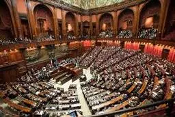 اعتراض متفاوت در پارلمان ایتالیا | نماینده با لباس شبح وارد شد +ویدئو