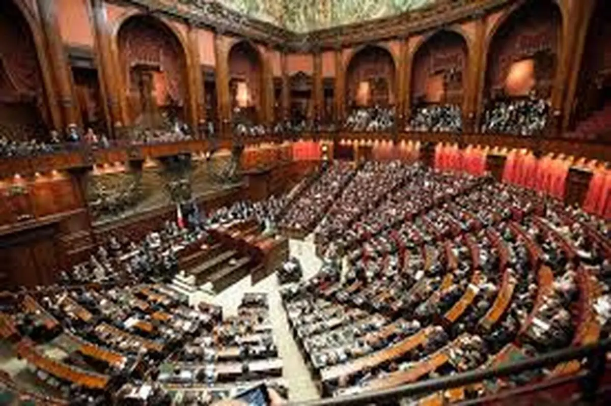 اعتراض متفاوت در پارلمان ایتالیا | نماینده با لباس شبح وارد شد +ویدئو