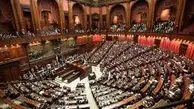 اعتراض متفاوت در پارلمان ایتالیا | نماینده با لباس شبح وارد شد +ویدئو
