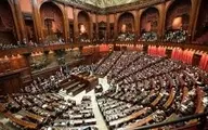اعتراض متفاوت در پارلمان ایتالیا | نماینده با لباس شبح وارد شد +ویدئو