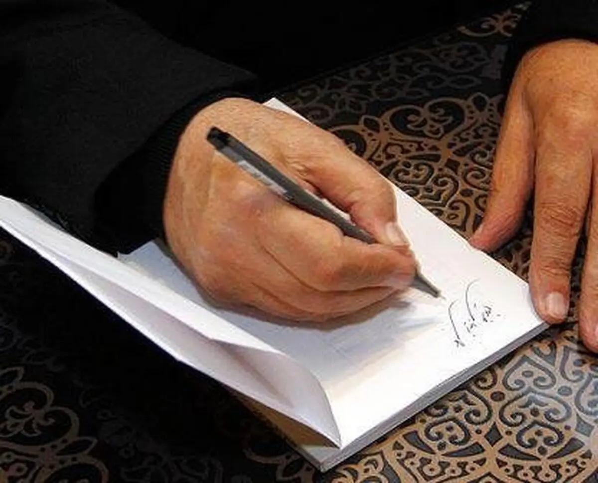 کتاب | هنرمندان برای ژست روشنفکری، کتاب می‌نویسند