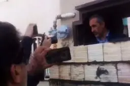 مقابل در ورودی یک خانه با حکم قضایی دیوار کشیدند و خانواده حبس شد +عکس