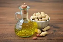 آیا می‌خواهید از پیری خود جلوگیری کنید؟ | معرفی فواید و عوارض جانبی روغن بادام زمینی