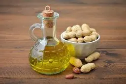 آیا می‌خواهید از پیری خود جلوگیری کنید؟ | معرفی فواید و عوارض جانبی روغن بادام زمینی