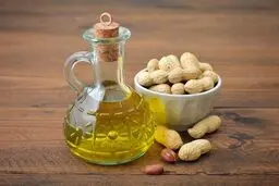آیا می‌خواهید از پیری خود جلوگیری کنید؟ | معرفی فواید و عوارض جانبی روغن بادام زمینی