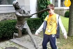 تصاویری جالب و طنزآمیز از مجسمه ها