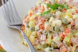 سالاد روسی بدون تن ماهی درست کن! | طرز تهیه سالاد روسی با رسپی متفاوت +ویدئو