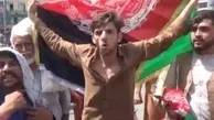 ده‌ها معترض در شهر جلال آباد افغانستان پرچم طالبان را پایین کشیدند+ فیلم
