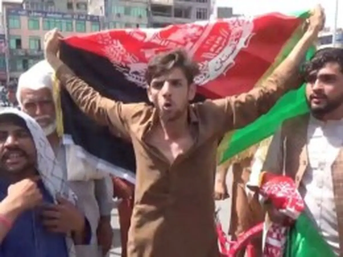 ده‌ها معترض در شهر جلال آباد افغانستان پرچم طالبان را پایین کشیدند+ فیلم