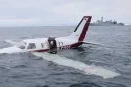 تصاویر نفس‌گیر از فرود اضطراری بوئینگ ۷۴۷ | موتور هواپیما به باند کشیده شد +ویدئو