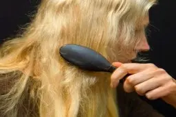  رایج ترین اشتباهات  هنگام برس کشیدن موها 