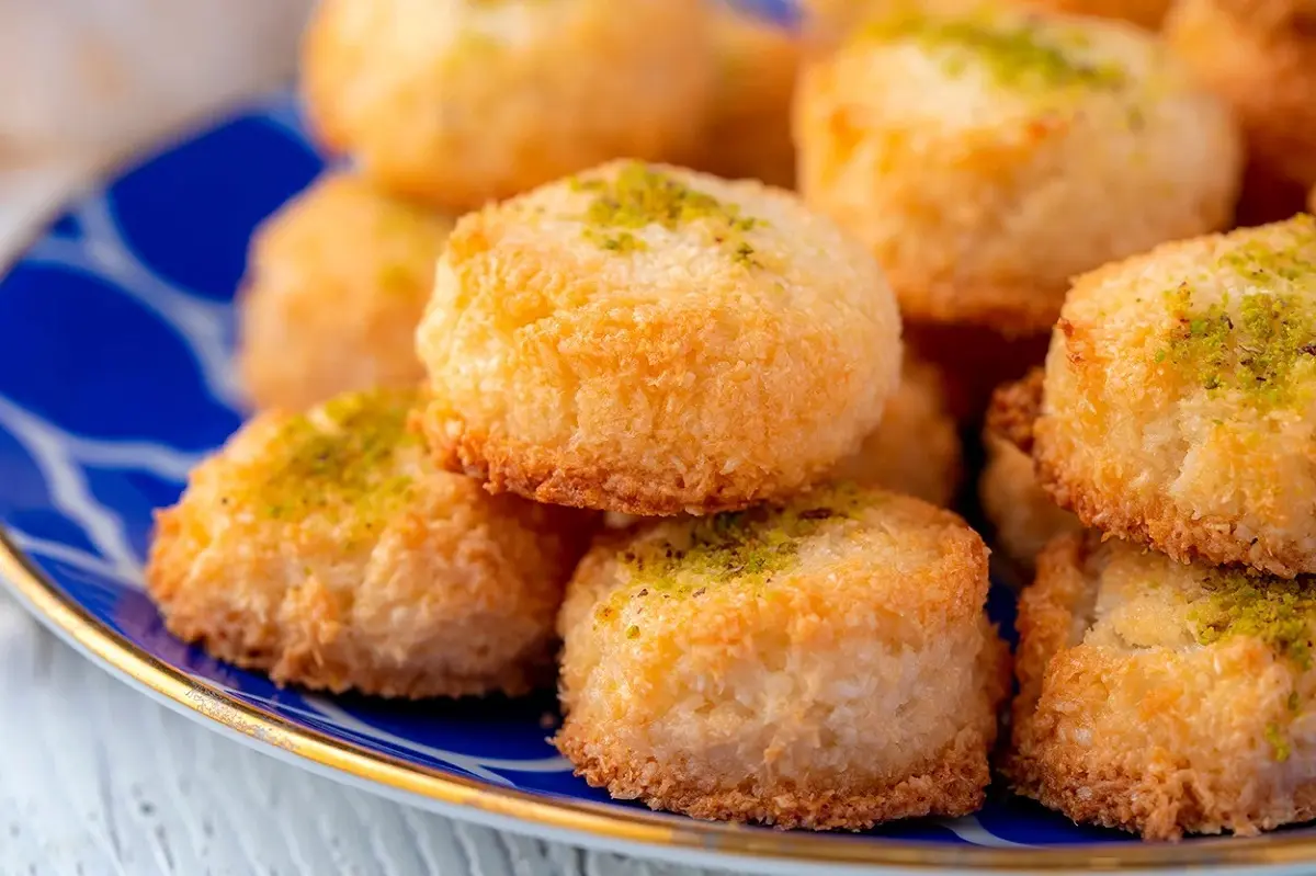 اگه دنبال یک شیرینی کم روغن هستی ببین! | طرز تهیه شیرینی نارگیلی با ۳ قلم مواد +ویدئو