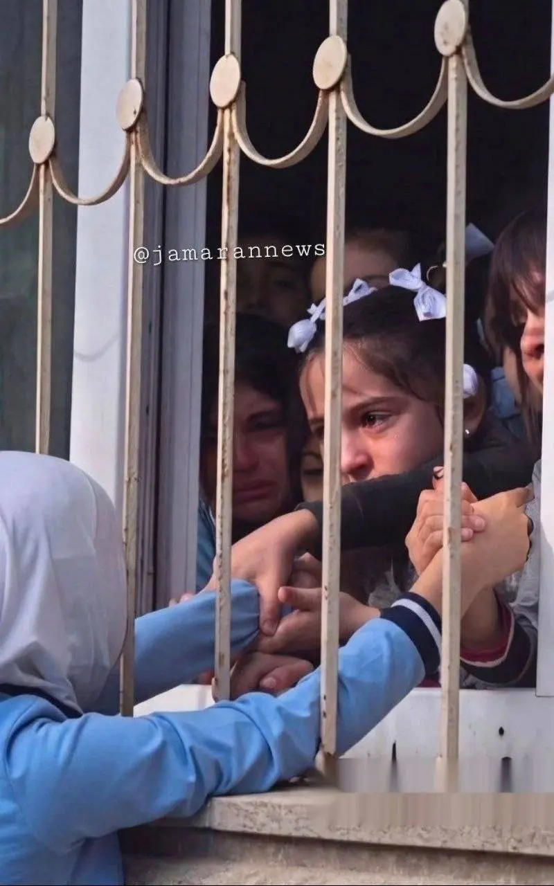 تصویری غم انگیز از دختر دانش‌آموز که به دلیل داشتن حجاب اجازه ورود به مدرسه را ندارد