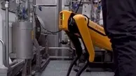 
یک ربات در یک دکل نفتی مشغول به کار می‌شود
