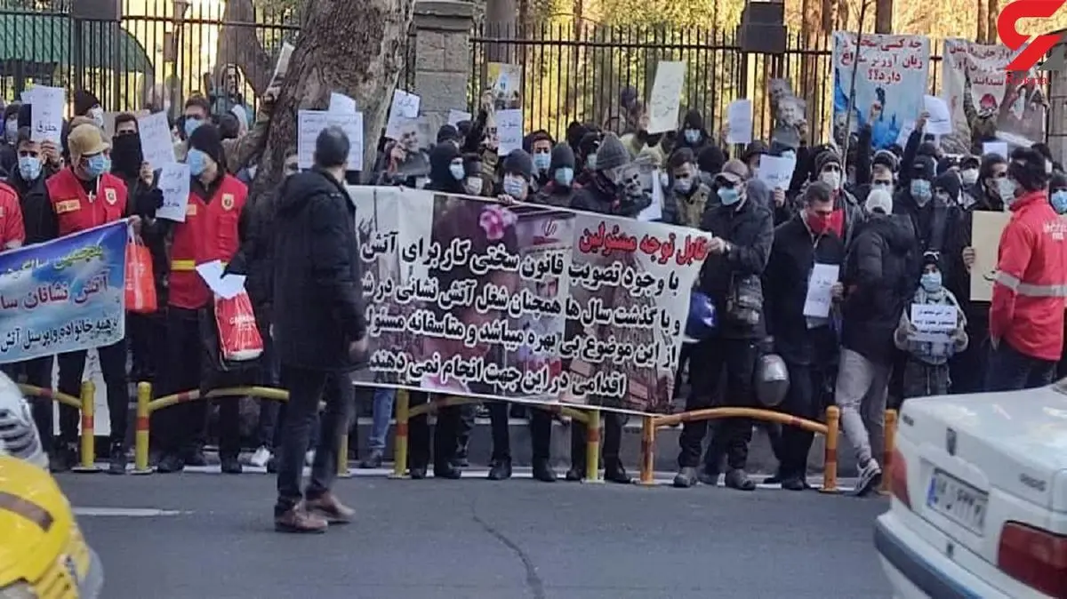 تجمع آتش نشانان تهران در مقابل شهرداری پایتخت به نشانه ی اعتراض +فیلم