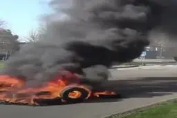 آتش‌زدن لاستیک توسط رانندگان تاکسی و کامیون در اعتراض به افزایش قیمت بنزین+ویدئو