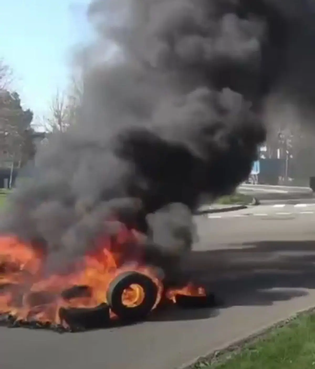 آتش‌زدن لاستیک توسط رانندگان تاکسی و کامیون در اعتراض به افزایش قیمت بنزین+ویدئو
