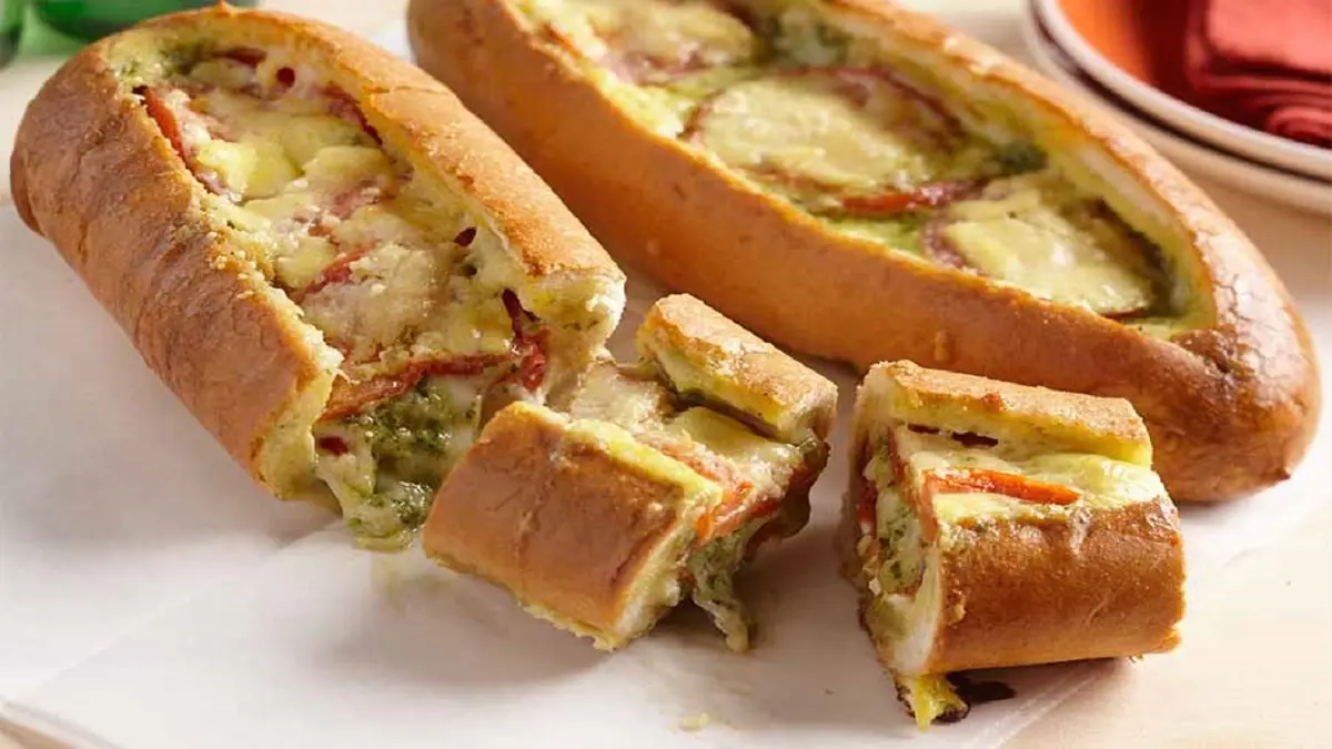 ساندویچ جادویی با خمیر پف‌دار و پنیر کشسان | طرز تهیه ساندویچ پیتزایی پر ملات +ویدئو
