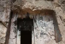 تبلیغات شرکت ساختمانی روی گوردخمه‌ هخامنشی! 