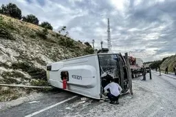 تصادف هولناک اتوبوس مدرسه | واژگونی اتوبوس مدرسه+ویدئو