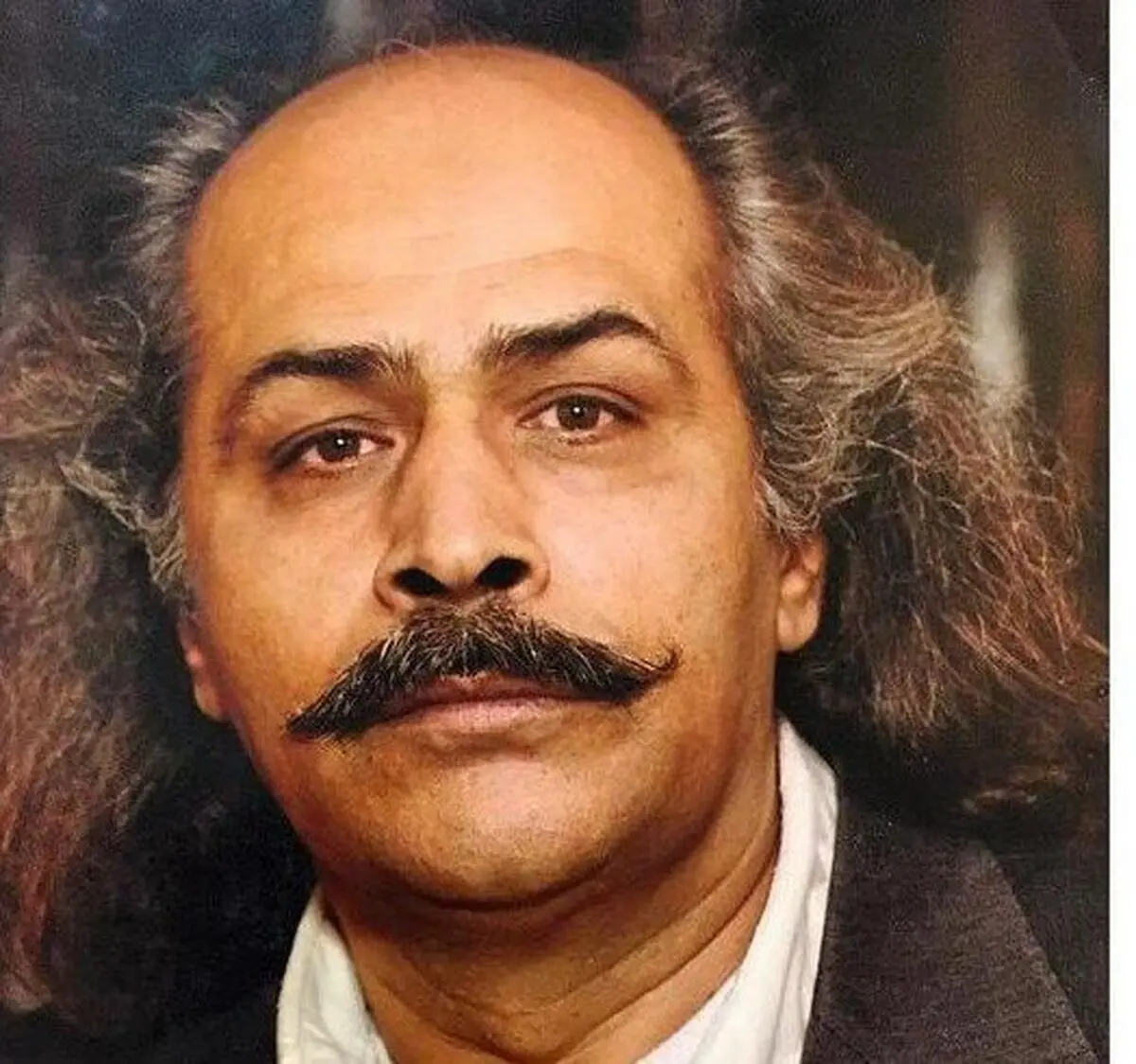 محمد اسدی، بر اثر ایست قلبی درگذشت.