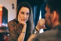 زنان اگر اینطوری رفتار می‌کنند یعنی واقعا عاشق شما هستند!