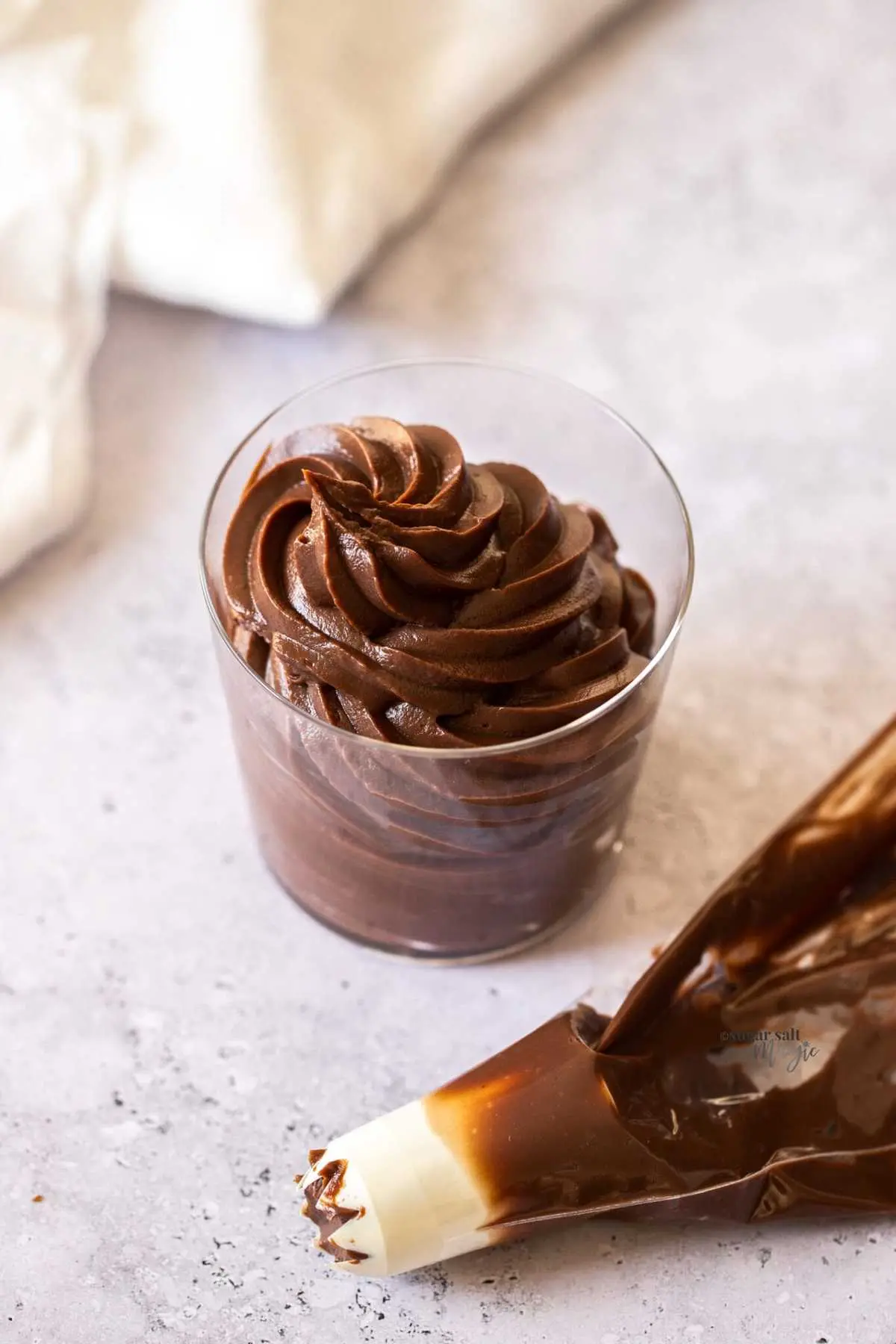 کرمفیل شکلاتی خانگی، جایگزینی خوشمزه و ارزان برای خامه | طرز تهیه کرمفیل شکلاتی +ویدئو