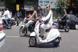 نظر ‌پلیس در مورد موتورسواری زنان: هر کس گواهینامه موتور داشته باشد می تواند موتور سواری کند