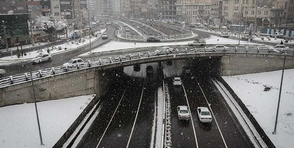 ترافیک نیمه سنگین به علت بارش برف و کولاک در محورهای شمالی تهران بزرگ
