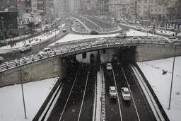 ترافیک نیمه سنگین به علت بارش برف و کولاک در محورهای شمالی تهران بزرگ
