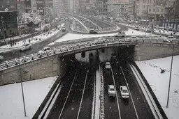 ترافیک نیمه سنگین به علت بارش برف و کولاک در محورهای شمالی تهران بزرگ
