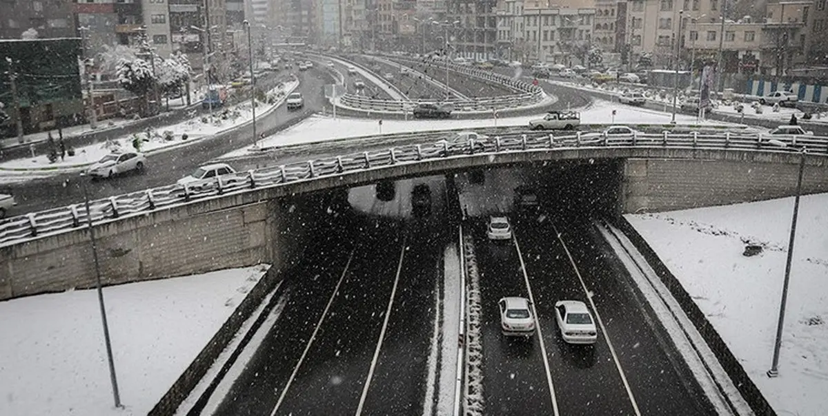 ترافیک نیمه سنگین به علت بارش برف و کولاک در محورهای شمالی تهران بزرگ
