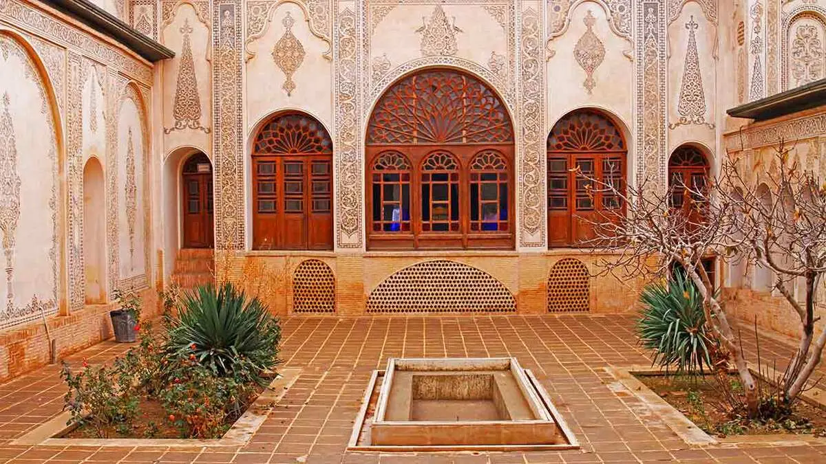 سوغاتی و صنایع دستی کاشان چیست؟ | همه چیز درباره گشت و گذار در کاشان