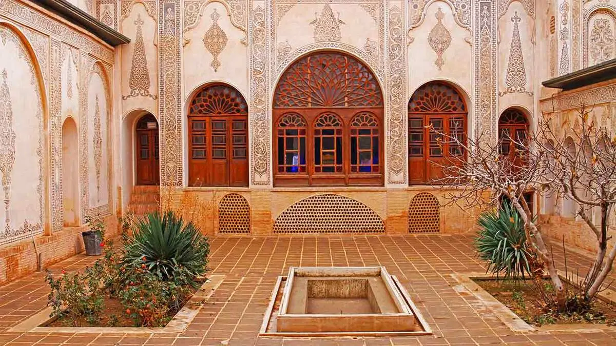 سوغاتی و صنایع دستی کاشان چیست؟ | همه چیز درباره گشت و گذار در کاشان