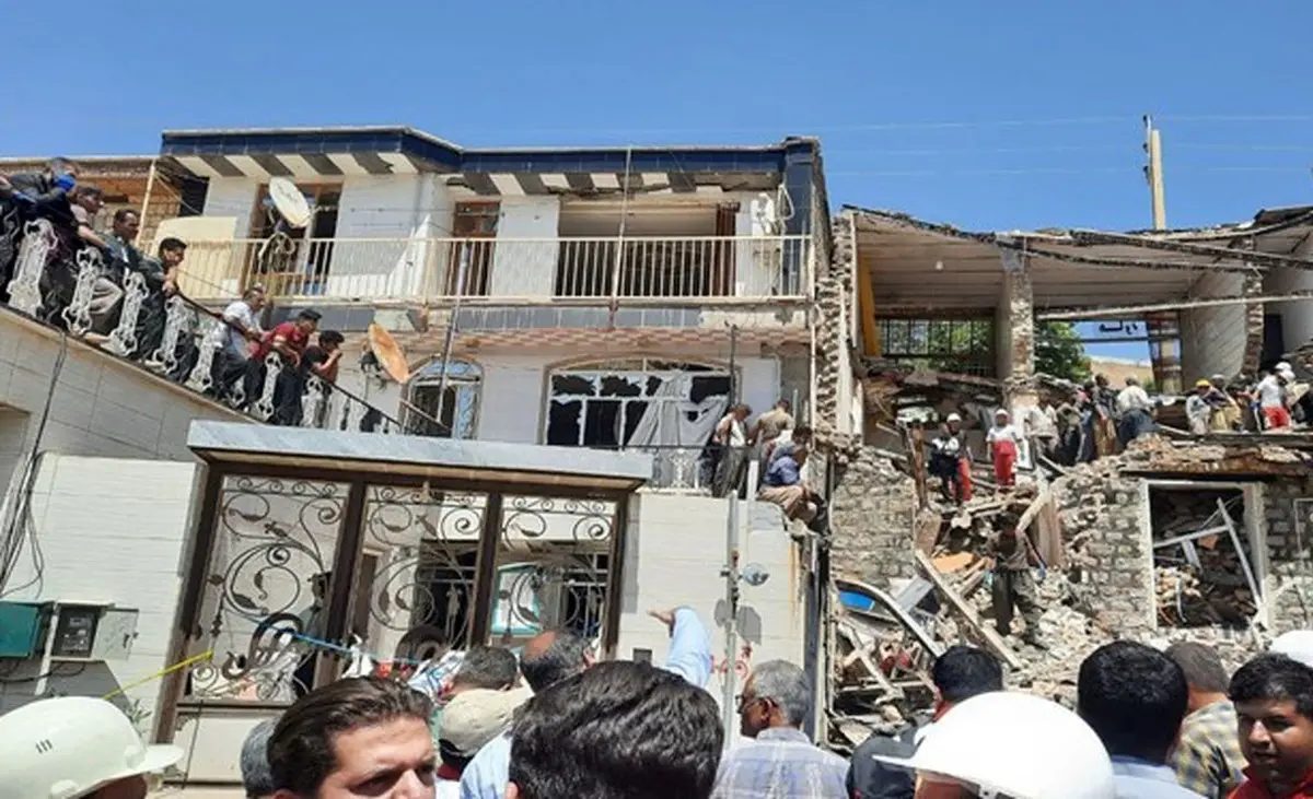 ریزش  ساختمان دو طبقه در اصفهان | یک کشته و چندین نفر حبس شده + ویدئو 